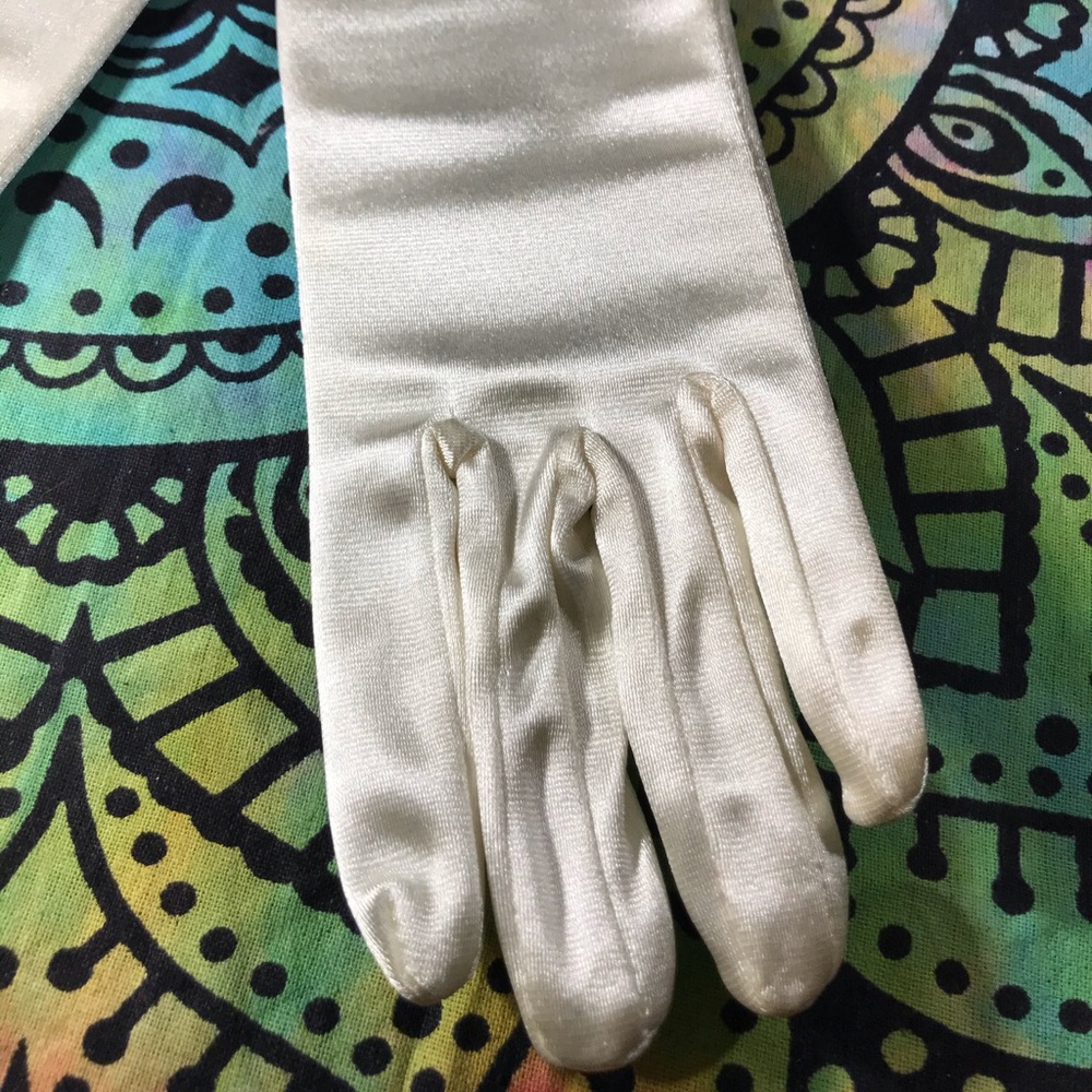 Cream Vintage Satin Gloves - Picture 4 of 9